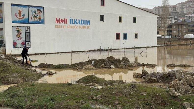 Hakkari’de sağanak hayatı olumsuz etkiledi