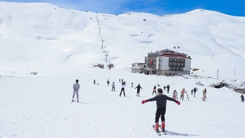 Hakkari’deki Kayak Merkezinde Baharda Kayak Keyfi