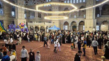 Adana’da çocuklar ve aileleri camide düzenlenen şenlikte ağırlandı