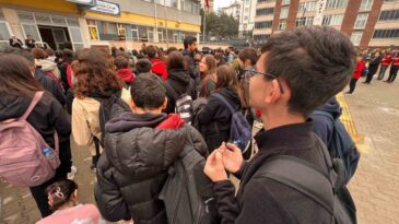 Kahramanmaraş’ta Öğrenciler Saldırıda Hayatını Kaybedenler İçin Dua Etti