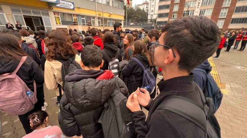 Kahramanmaraş’ta Öğrenciler Saldırıda Hayatını Kaybedenler İçin Dua Etti