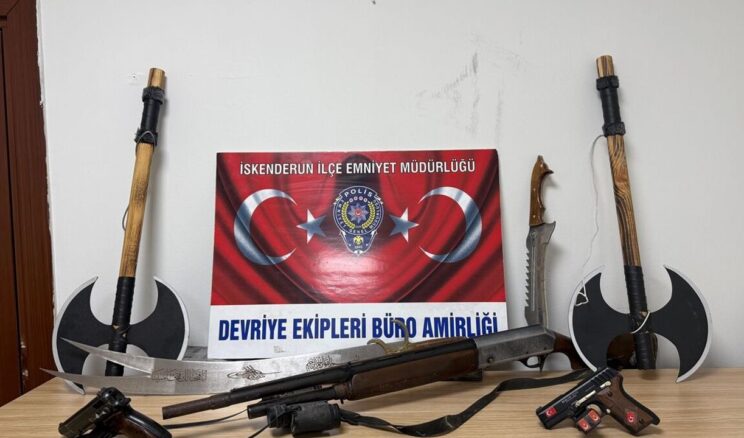 Balkonuna Silah ve Kesici Alet Asan Kişi Gözaltına Alındı