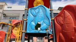 Akdeniz’de çocuk parkındaki oyun gruplarına zarar verildi