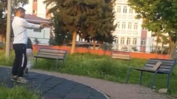 Adana’da Parkta Çocuğa Oyuncak Silahla Atış Talimi