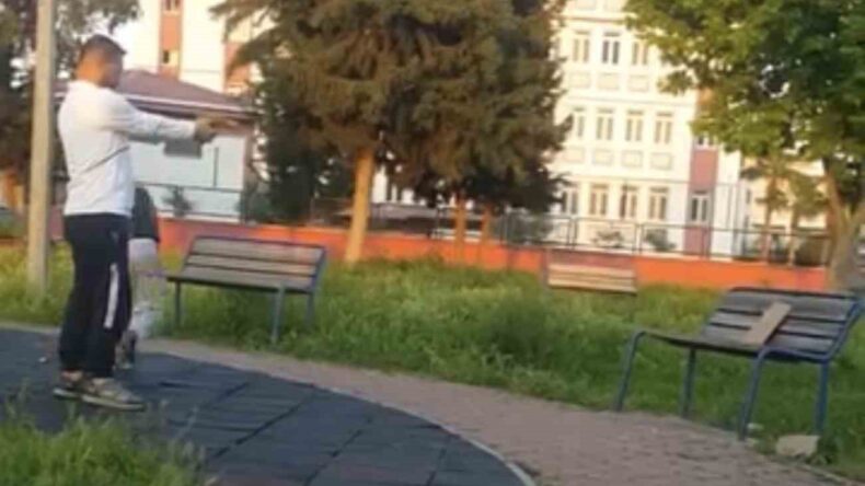 Adana’da Parkta Çocuğa Oyuncak Silahla Atış Talimi