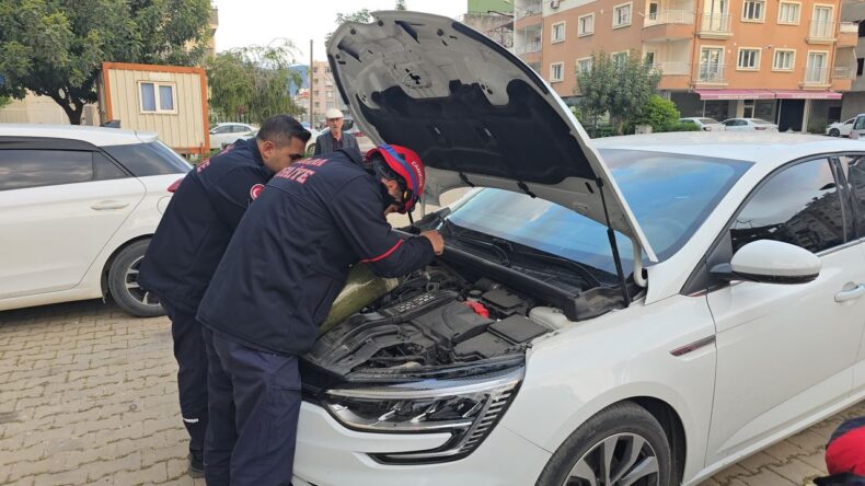 Adana’da otomobilin motor kısmına giren kedi çıkarıldı