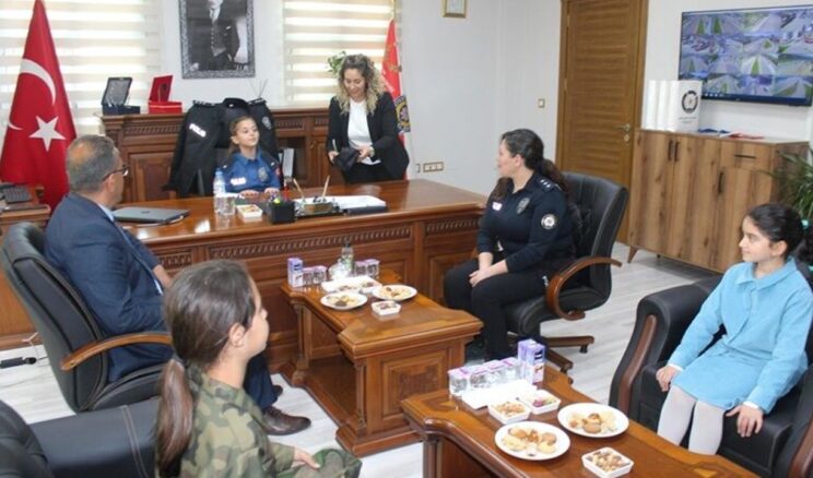 Belen ve İskenderun Emniyet Müdürleri Koltuklarını Öğrencilere Devretti