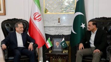 İran Dışişleri Bakanı Erakçi, Pakistan Genelkurmay Başkanı ile Görüştü