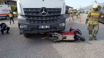 Motosiklet sürücüsü kamyonun altında kalarak hayatını kaybetti