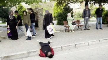 Adana’da Uyuşturucu Bağımlısı Otobüs Durağında Uyudu