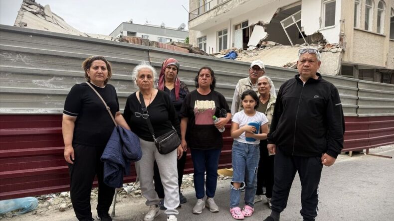 Mersin’de bina yıkımı sırasında hasar gören apartman sakinleri çözüm bekliyor