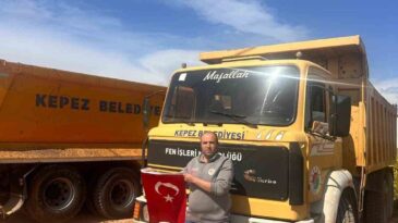 Antalya’da Çöpe Atılan Türk Bayrağına Sahip Çıkıldı