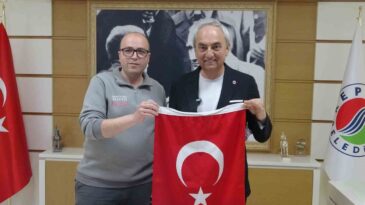 Kepez Belediyesi Çalışanına Türk Bayrağı İçin Ödül