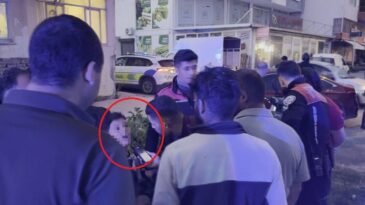 Antalya’da Trafik Kazasında Küçük Kardeşler Ambulansa Binmeyi Reddetti