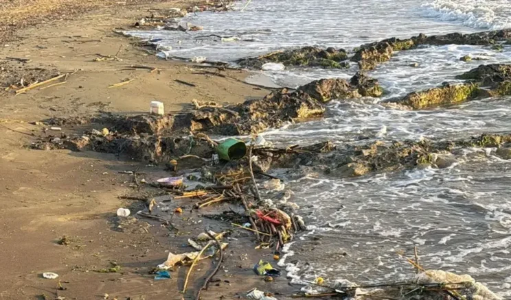 Arsuz Sahilinde Çöp Kirliliği Artıyor
