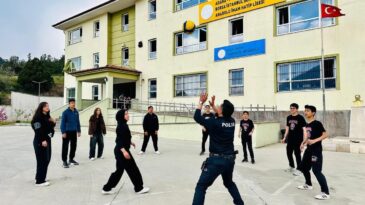 Adana’da Polis Öğrencilerle Voleybol Oynadı
