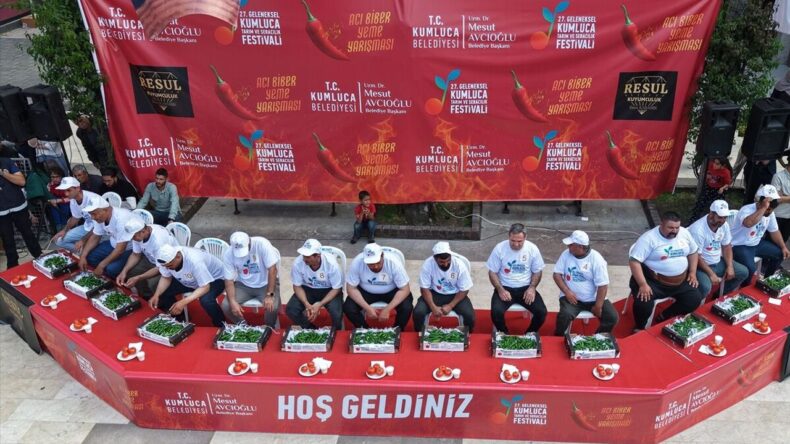 Antalya’daki festivalde acı biber yeme yarışması yapıldı