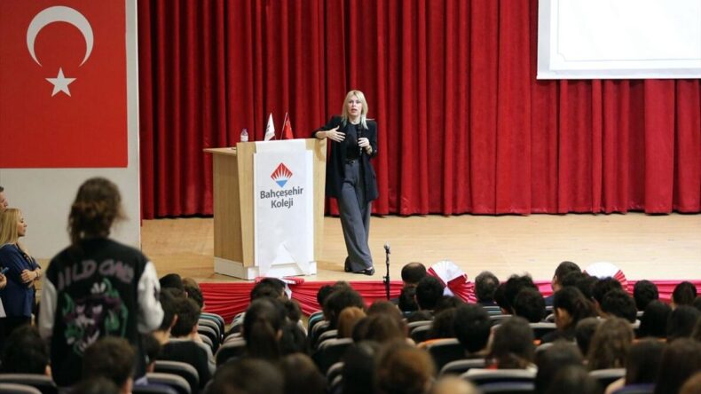 Akdeniz Üniversitesi Rektörü Özkan, Öğrencilerle Buluştu