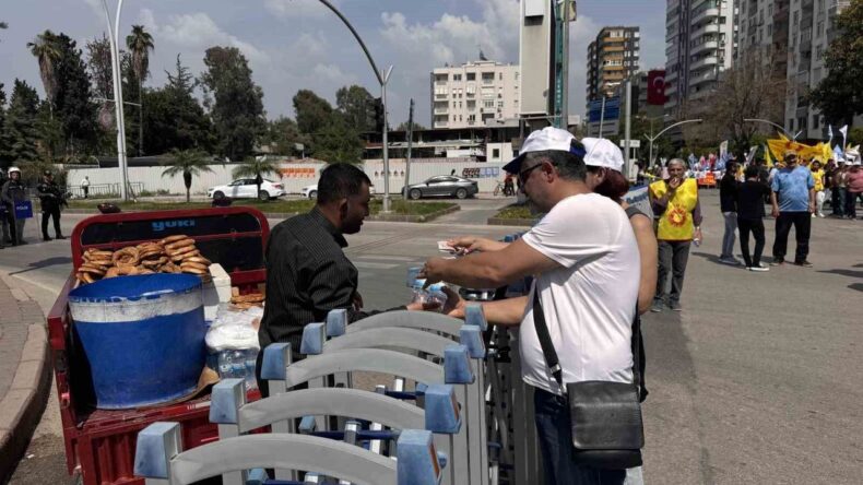 Adana’da Simitçiler ve Su Satıcıları Bariyerlerin Arkasında Çalıştı