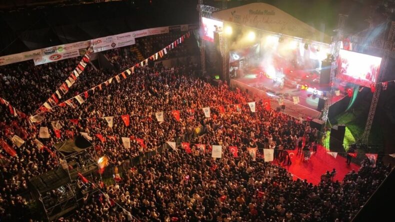 27. Tarım ve Seracılık Festivali’nde İrem Derici Performans Sergiledi