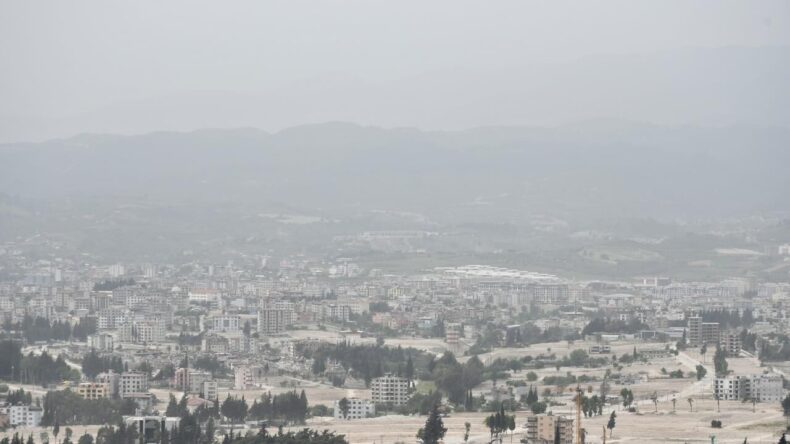 Hatay’da Yoğun Toz Tabakası Günlük Yaşamı Zorlaştırıyor