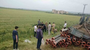 Römork Devrildi, 4 Kişi Tarlaya Uçtu