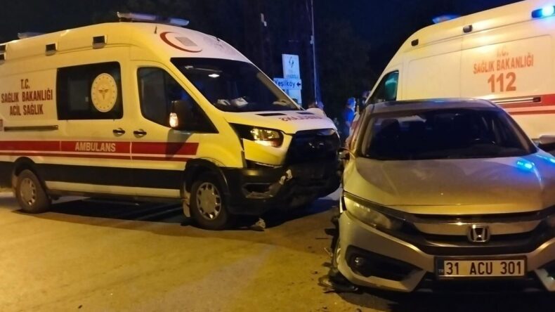 Ambulans ile otomobil çarpıştı, 6 kişi yaralandı