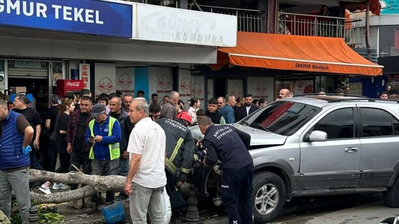 Antalya’da trafik kazasında 4 kişi yaralandı