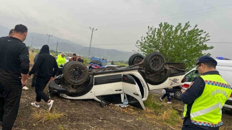 Osmaniye’de Kontrolden Çıkan Otomobil Tarlaya Devrildi