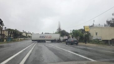 Mersin’de Yağışlı Hava Nedeniyle Tır Kazası