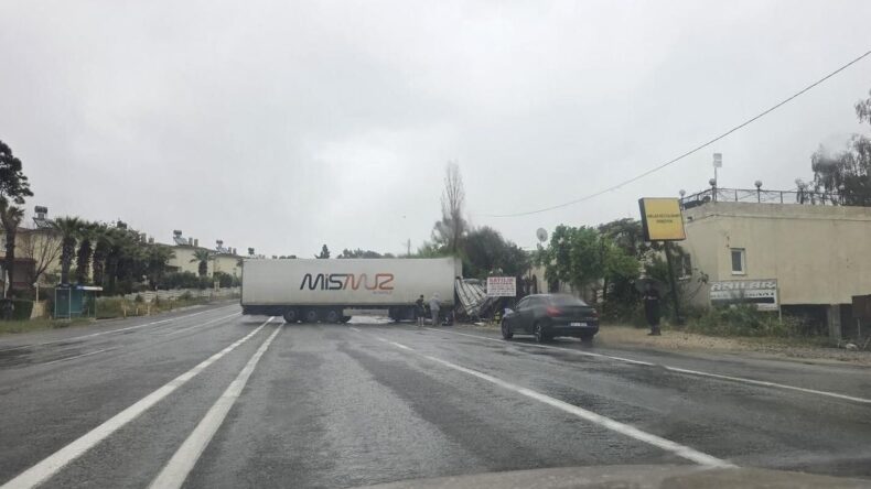 Mersin’de Yağışlı Hava Nedeniyle Tır Kazası