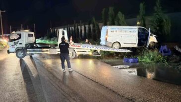 Antalya’da Kaza Yapan Kamyonet Su Kanalında Asılı Kaldı