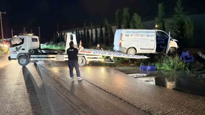 Antalya’da Kaza Yapan Kamyonet Su Kanalında Asılı Kaldı