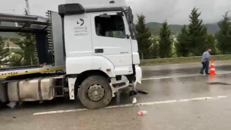 Osmaniye’de Yağmurda Kontrolden Çıkan Tır Yoldan Çıktı