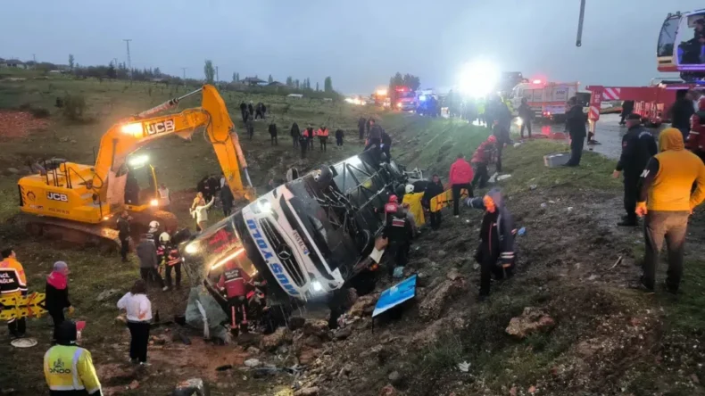 Malatya’da Otobüs Şarampole Devrildi: Çok Sayıda Ölü ve Yaralı Var!
