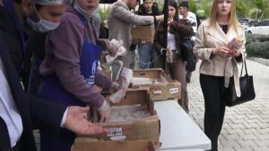 Isparta’da Öğrencilere 5 Bin Adet Balık Ekmek Dağıtıldı
