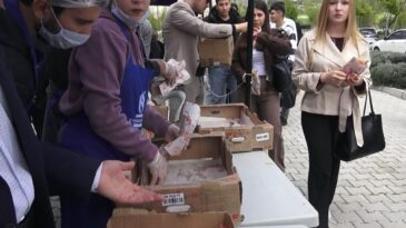 Isparta’da Öğrencilere 5 Bin Adet Balık Ekmek Dağıtıldı
