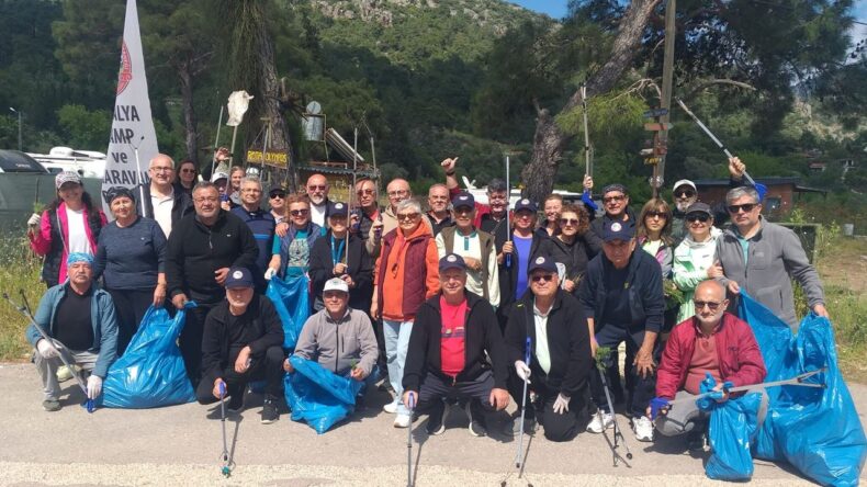 Antalya’da Kamp ve Karavan Tutkunları Olympos’ta Çevre Temizliği Yaptı