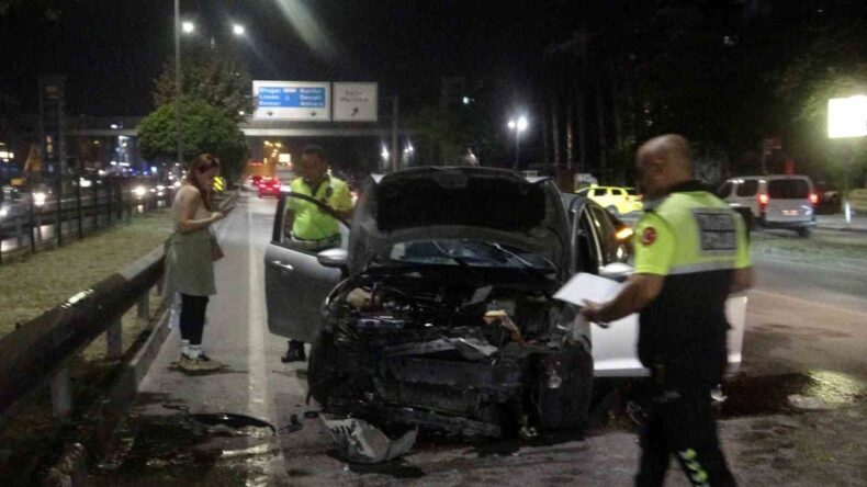 Antalya’da meydana gelen trafik kazasında sürücü yara almadan kurtuldu