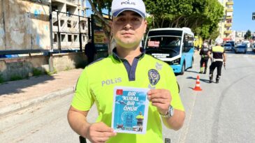 Mersin’de Trafik Polislerinden Sürücülere Broşür Dağıtımı