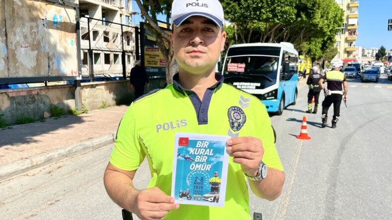 Mersin’de Trafik Polislerinden Sürücülere Broşür Dağıtımı