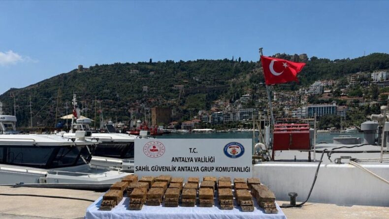 Alanya’da sahile vuran paketten 40 kilogram esrar çıktı