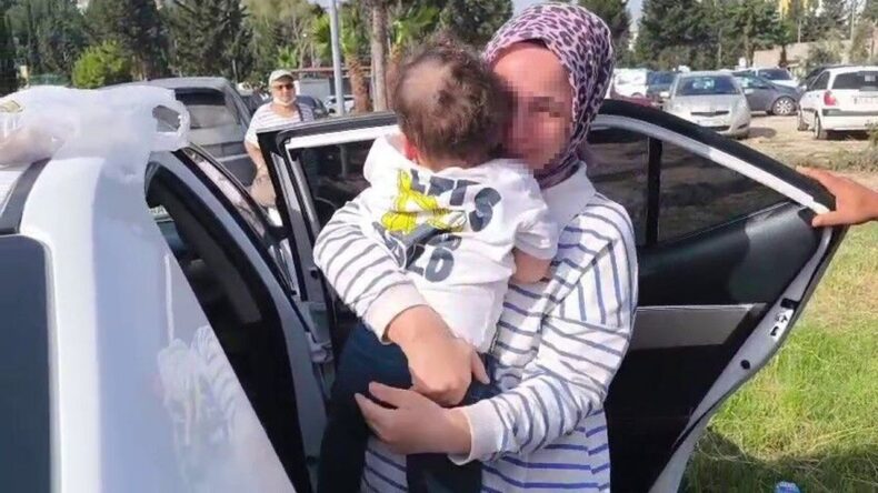 Otomobilde mahsur kalan evladına kavuşan anne gözyaşlarına boğuldu