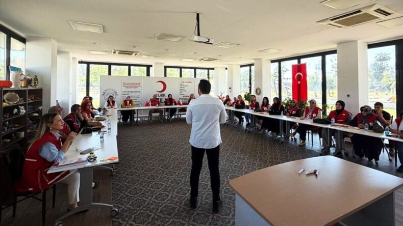 Mersin’de Türk Kızılay gönüllülerine engelli ve yaşlı bakımı eğitimi verildi