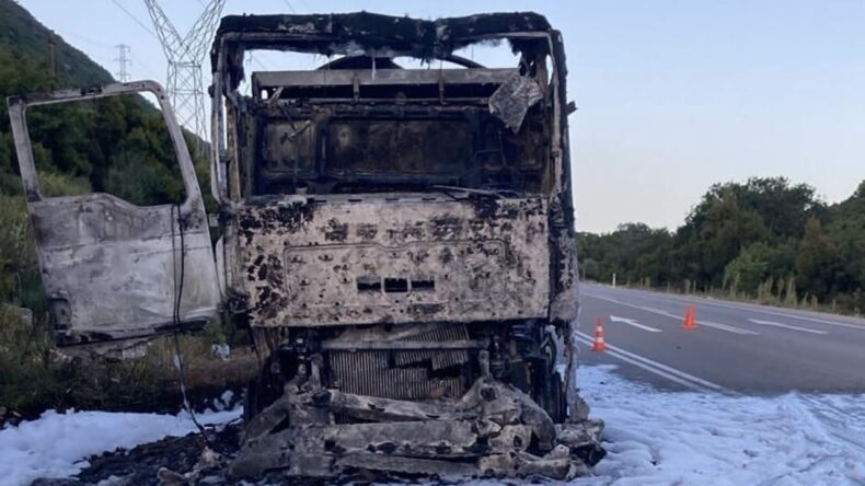 Kaş-Demre kara yolunda yanan tır kullanılamaz hale geldi