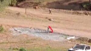 14 yaşındaki Yusuf, yere düşen bayrağı almak için piste koştu