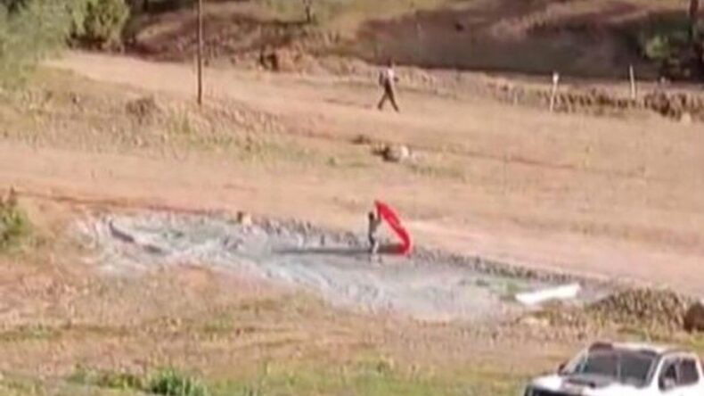 14 yaşındaki Yusuf, yere düşen bayrağı almak için piste koştu