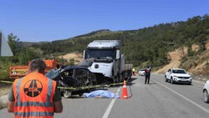 Antalya-Isparta yolunda otomobil tırla çarpıştı, çift hayatını kaybetti