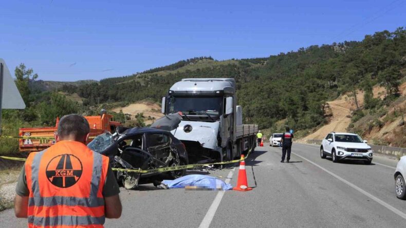 Antalya-Isparta yolunda otomobil tırla çarpıştı, çift hayatını kaybetti