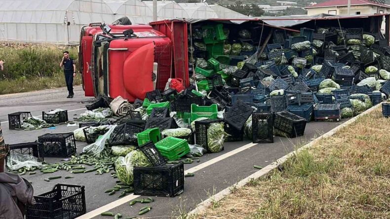 Antalya’da sebze yüklü kamyon ile motosiklet çarpıştı: 3 yaralı